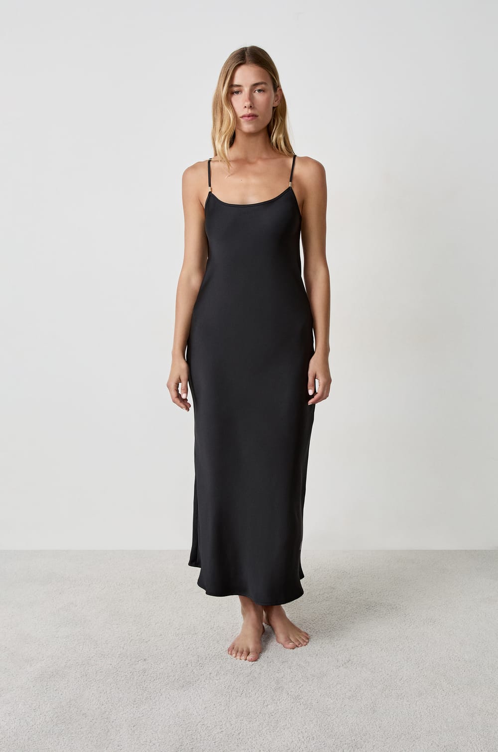 Camisón de satén con tirantes finos;${refinementColor}