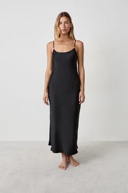 Camisón de satén con tirantes finos;${refinementColor}