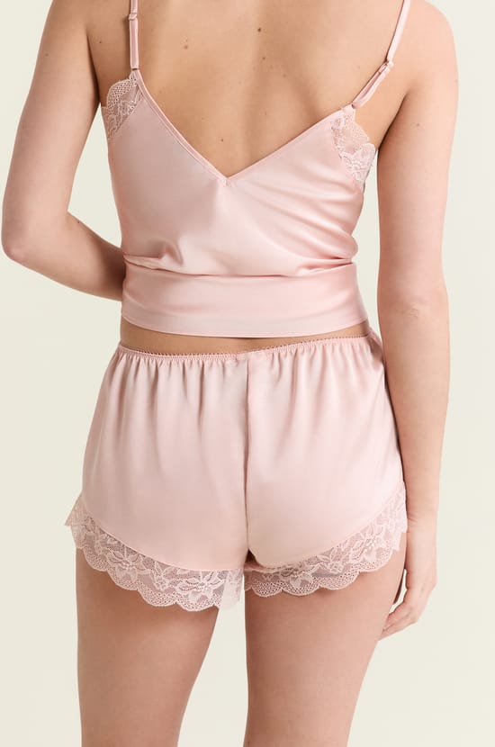 Pantal&oacute;n corto de pijama de sat&eacute;n con detalles de encaje;${refinementColor}