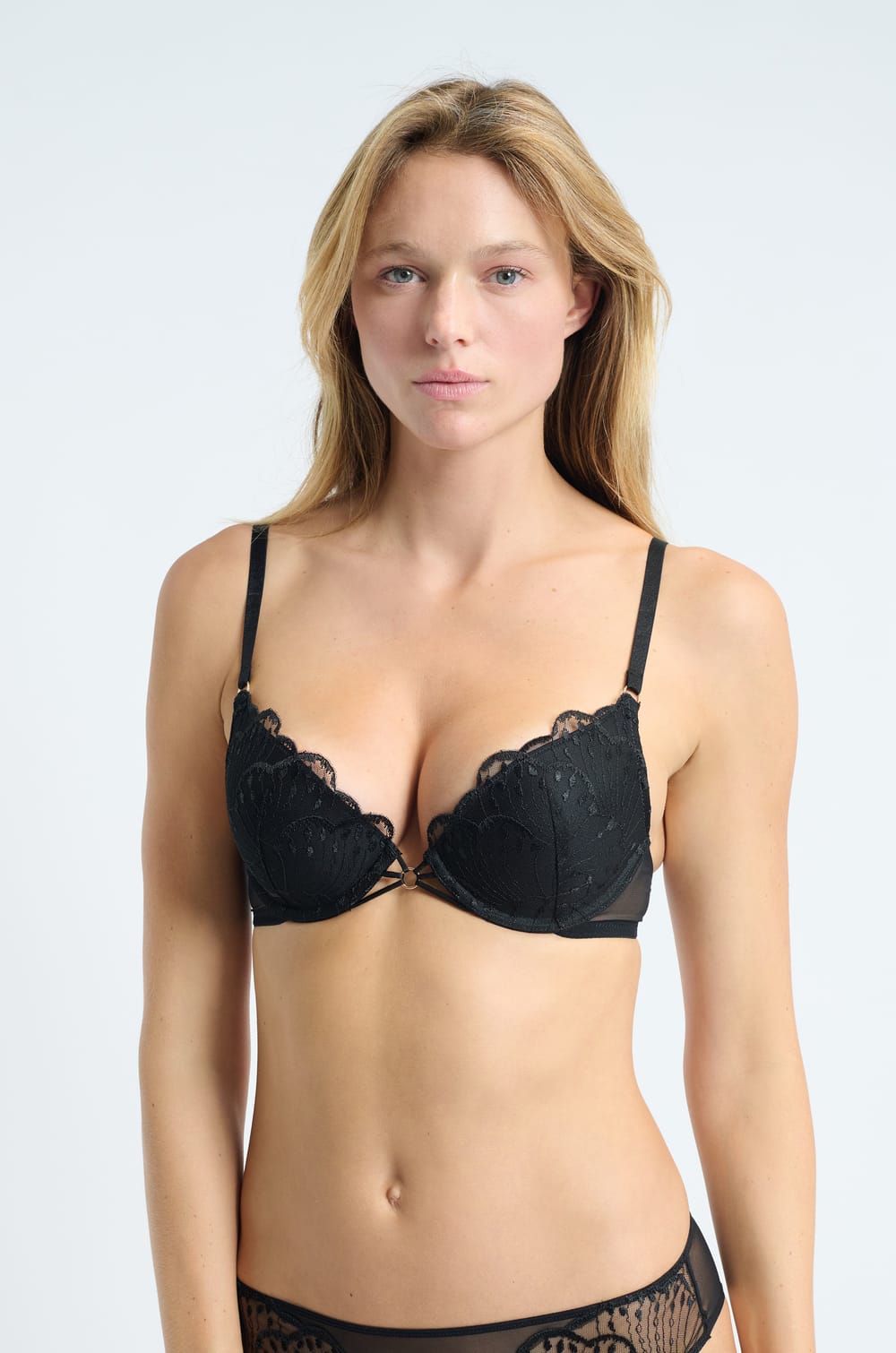 Soutien-gorge N.2 - Le push-up plongeant en broderie;${refinementColor}