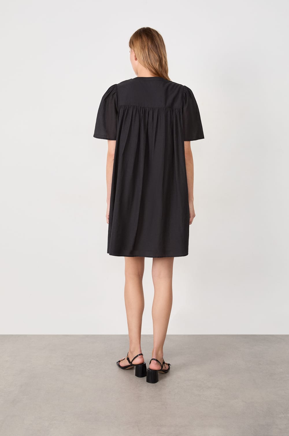 Short-sleeved dress;${refinementColor}