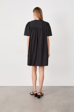 Short-sleeved dress;${refinementColor}