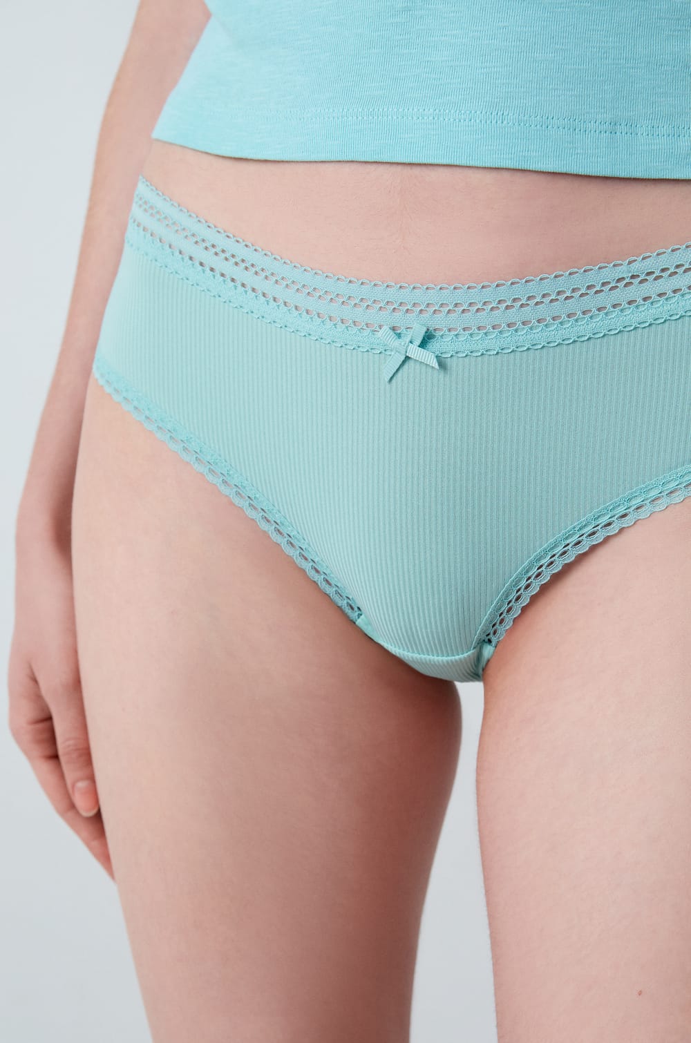 Szorty z mikrofibry z koronkowymi detalami;${refinementColor}