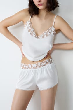 Short de pyjama satin&eacute; d&eacute;tails dentelle;${refinementColor}