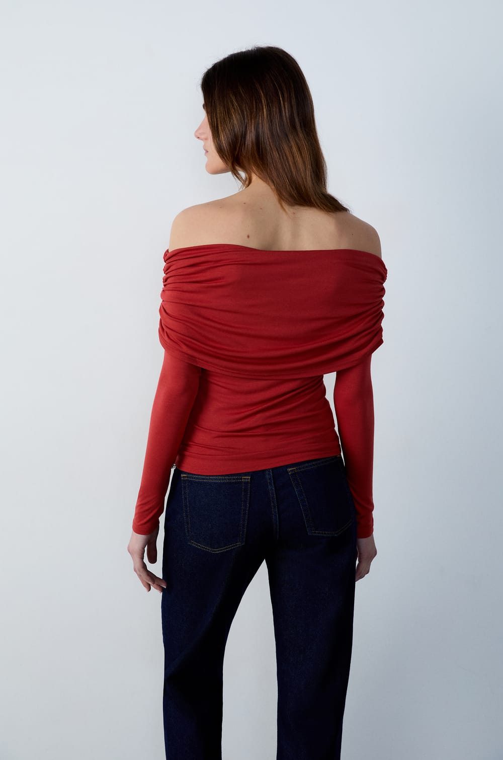 Long-sleeved off-shoulder T-shirt;${refinementColor}