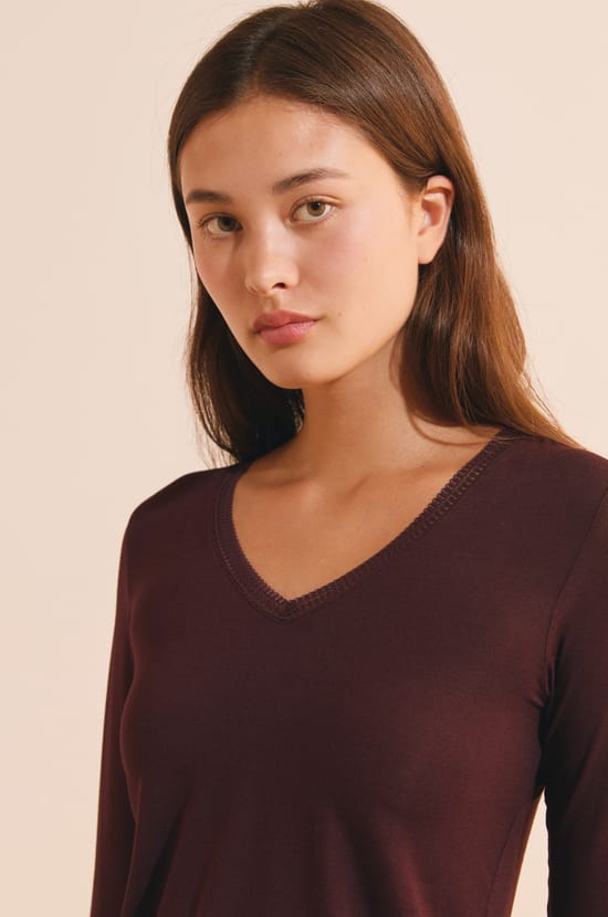 T-Shirt mit V-Ausschnitt aus Thermostrick;${refinementColor}
