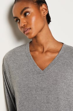 Pyjama-Sweatshirt mit V-Ausschnitt;${refinementColor}