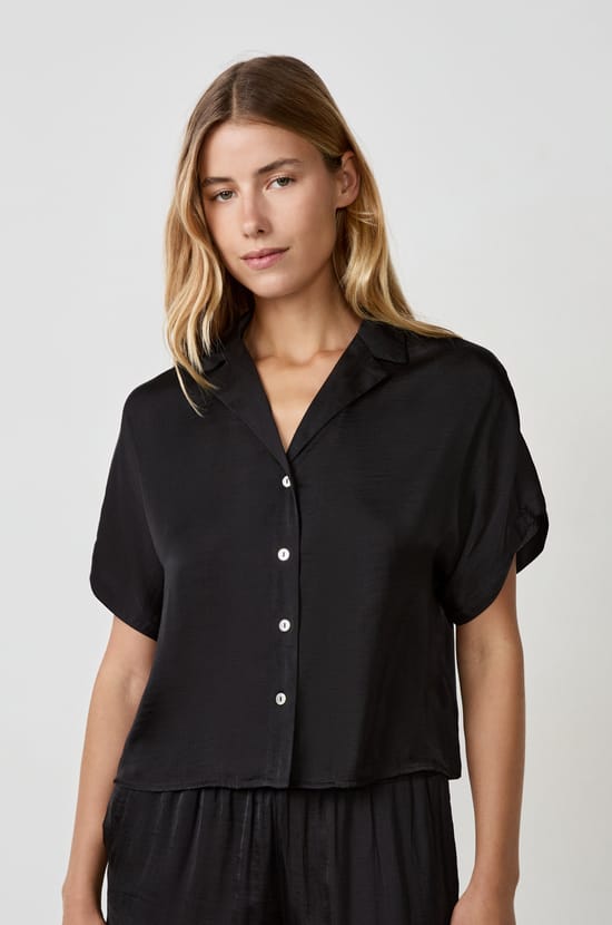 Chemise manches courtes satin&eacute;e;${refinementColor}