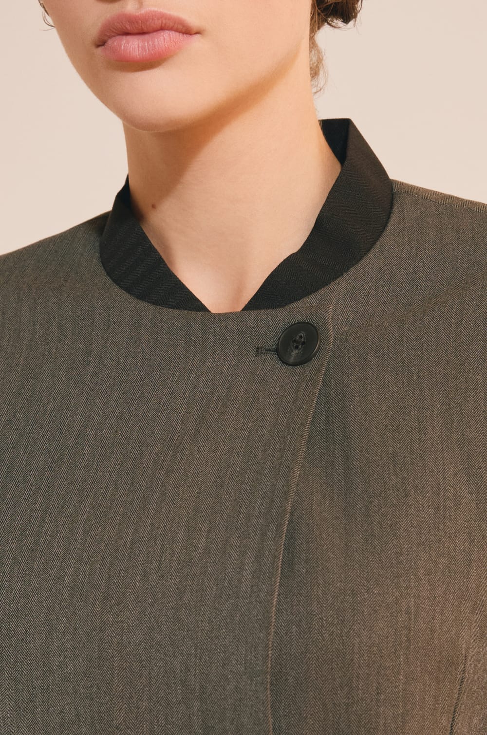 Veste courte avec d&eacute;tails boutons;${refinementColor}