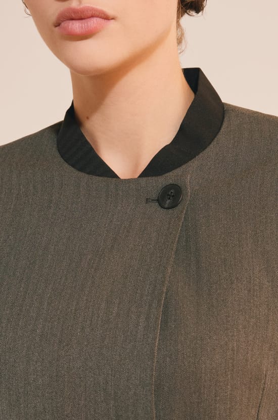 Veste courte avec d&eacute;tails boutons;${refinementColor}