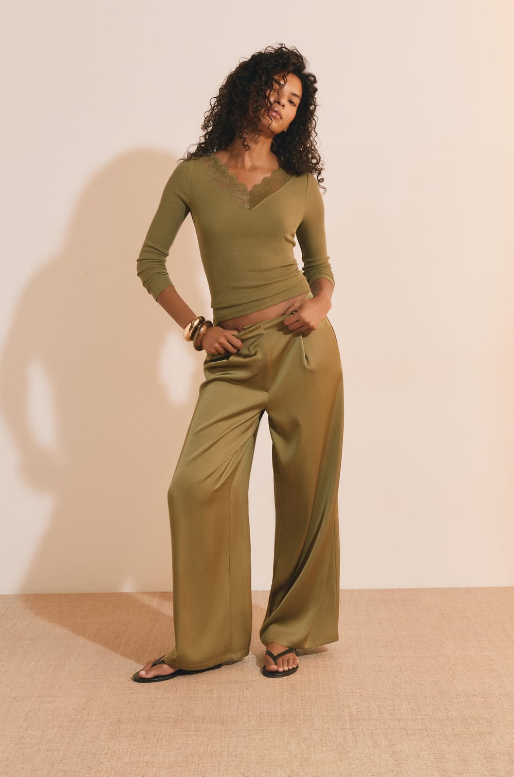 Pantalon fluide satin&eacute;;${refinementColor}