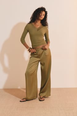 Pantalon fluide satin&eacute;;${refinementColor}