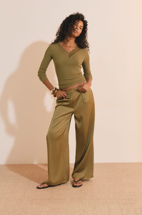 Pantalon fluide satin&eacute;;${refinementColor}