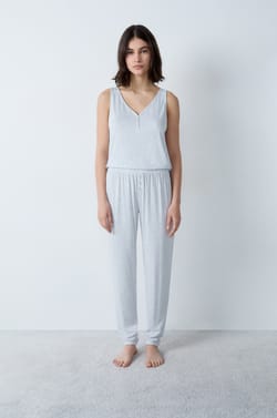 Pantalón ultra comodo;${refinementColor}