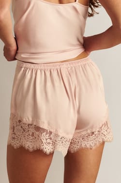 Short satin&eacute; avec d&eacute;tails dentelle;${refinementColor}