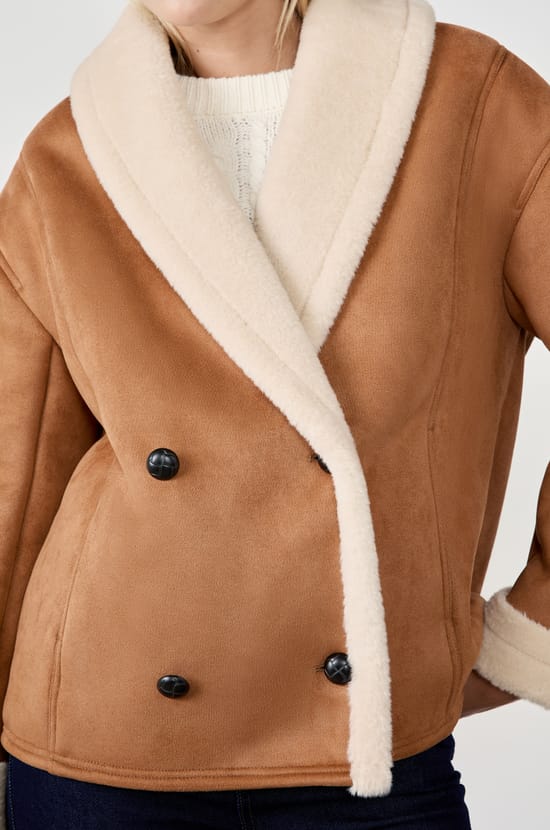 Manteau court en fausse fourrure;${refinementColor}