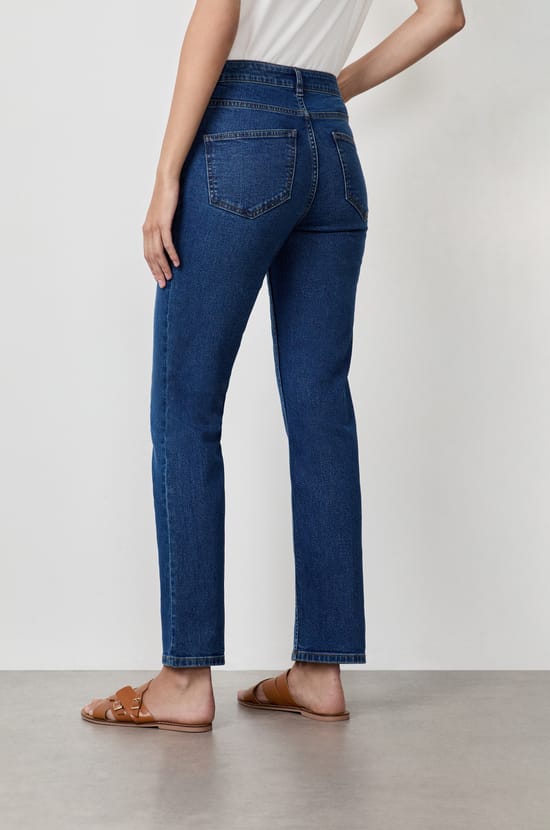 Straight Cut Jeans;${refinementColor}