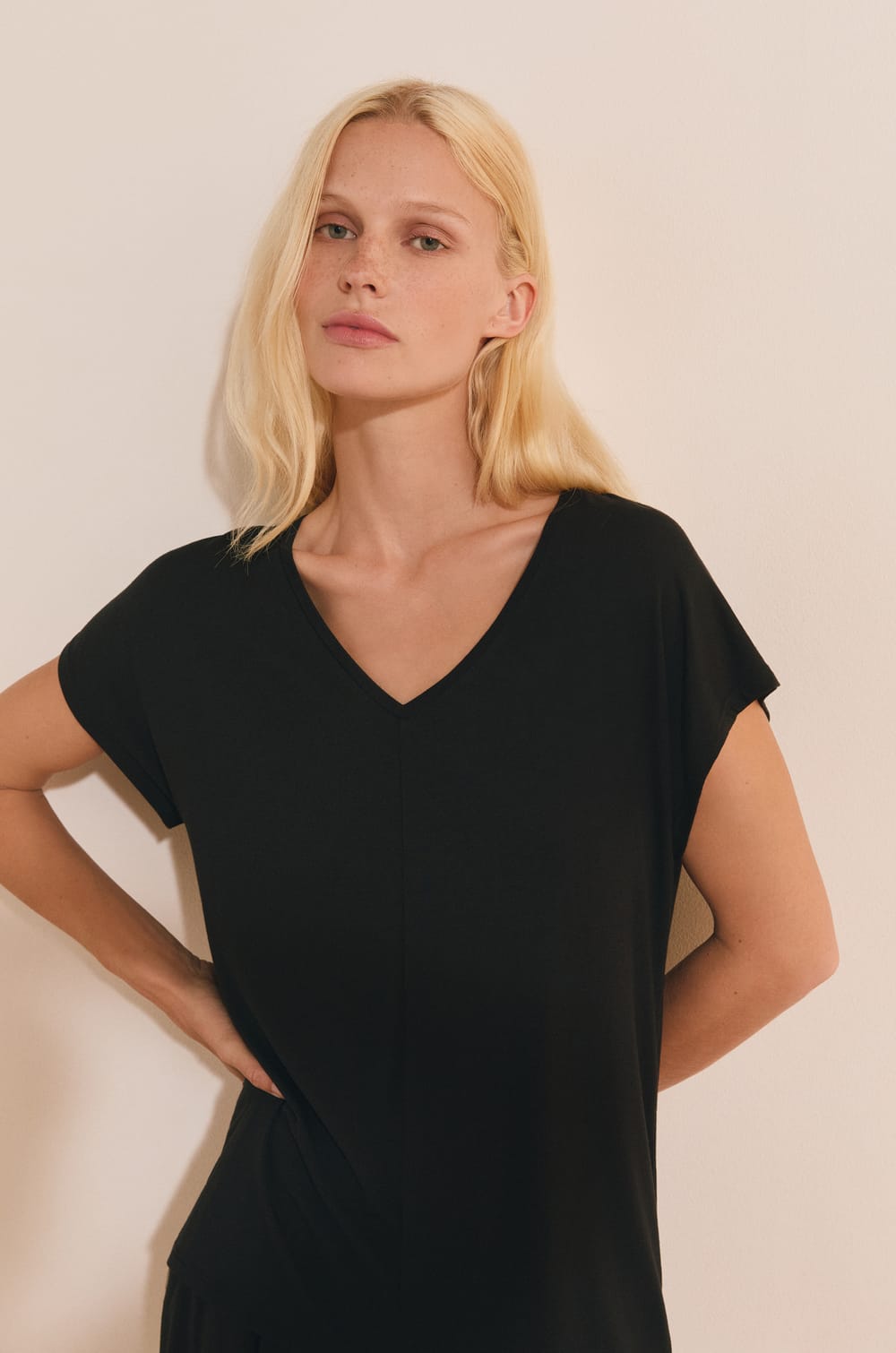 Top de manga corta liso de modal;${refinementColor}