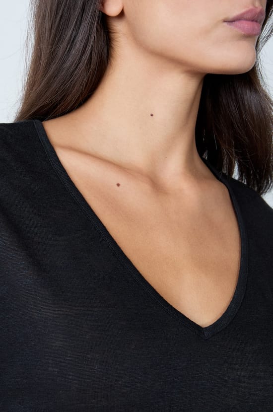 V-neck linen T-shirt;${refinementColor}
