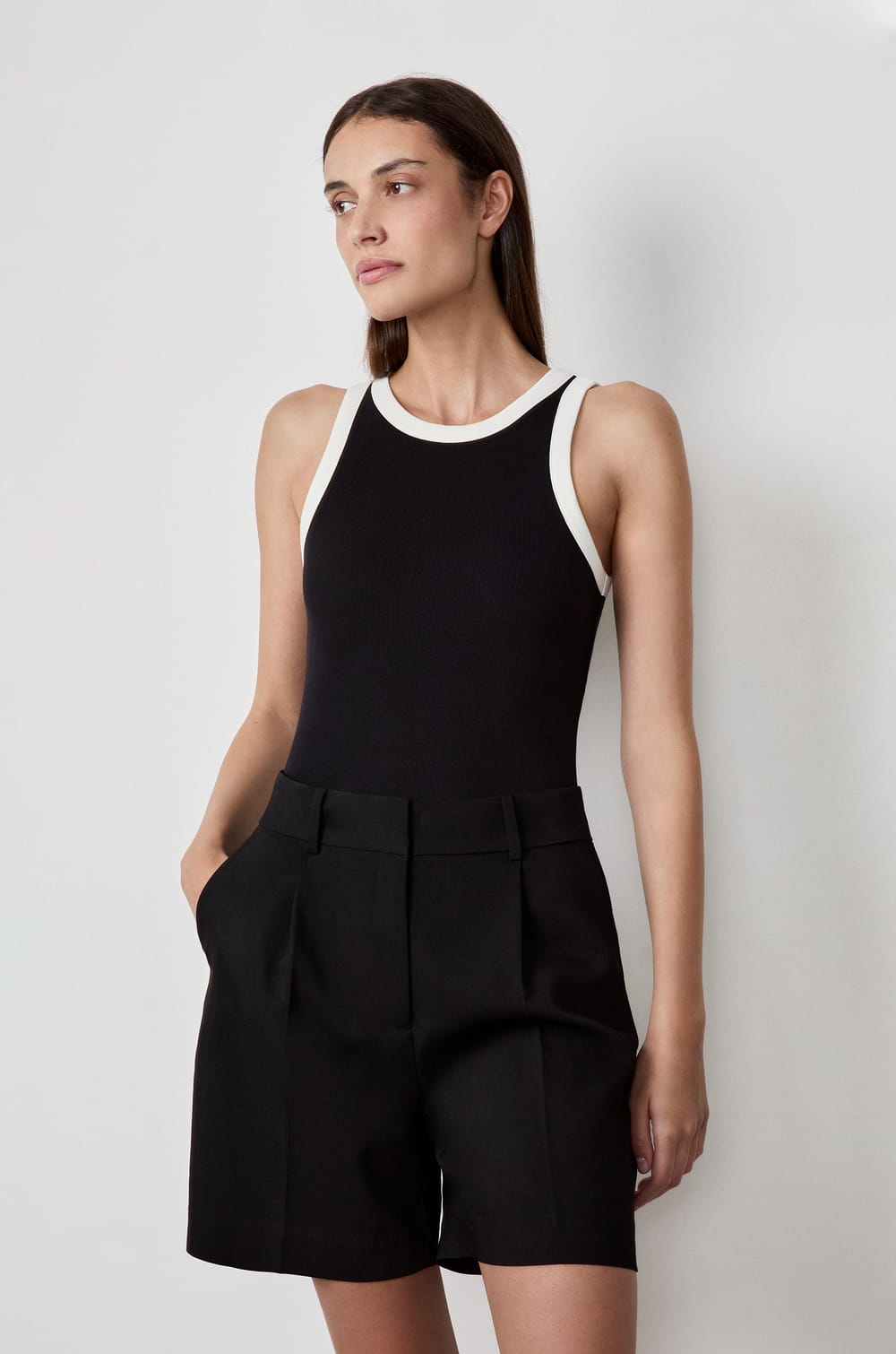 Camiseta de tirantes con detalle bicolor en la espalda;${refinementColor}