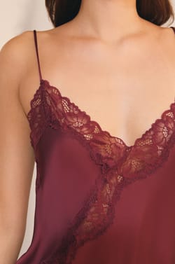 Nuisette longue asym&eacute;trique avec d&eacute;tails dentelle;${refinementColor}
