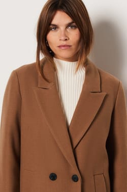 Long buttoned coat with wool;${refinementColor}