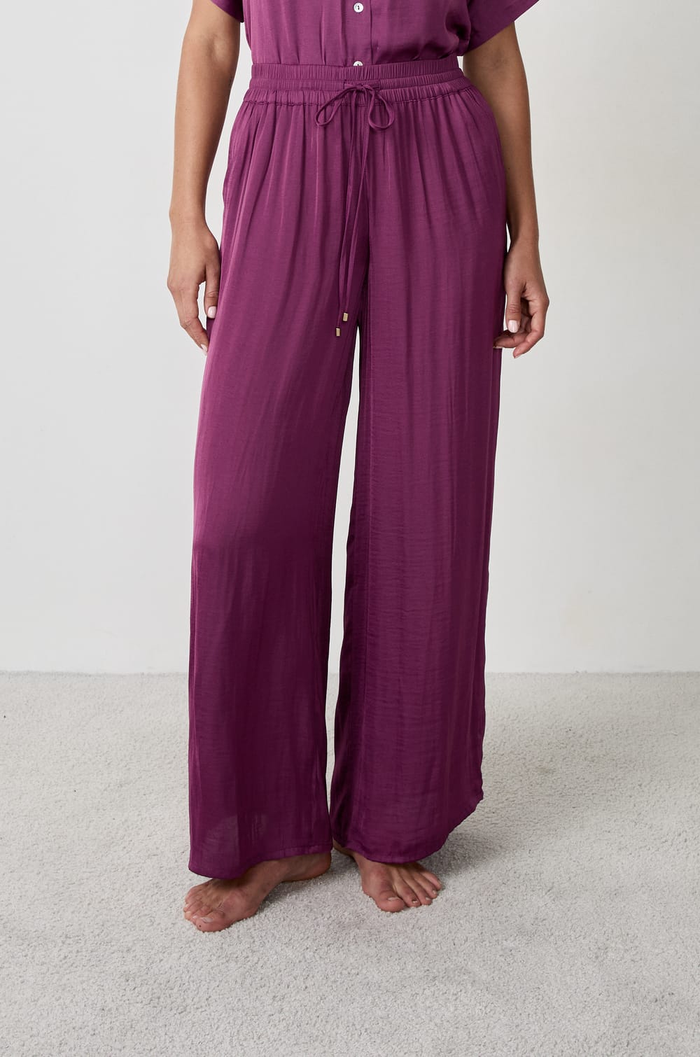 Weite Hose aus Satin;${refinementColor}