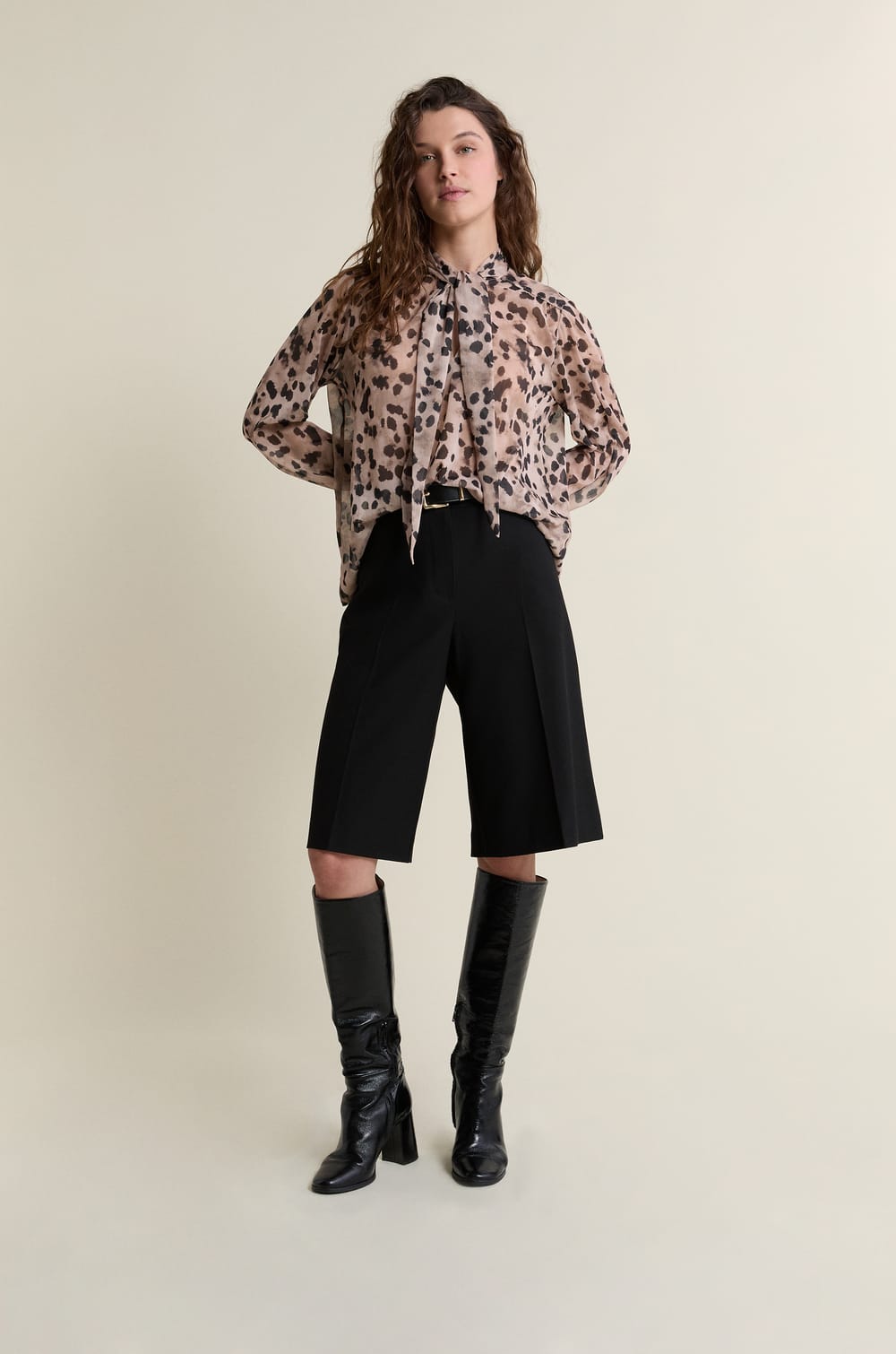 Camisa con detalle con lazada;${refinementColor}