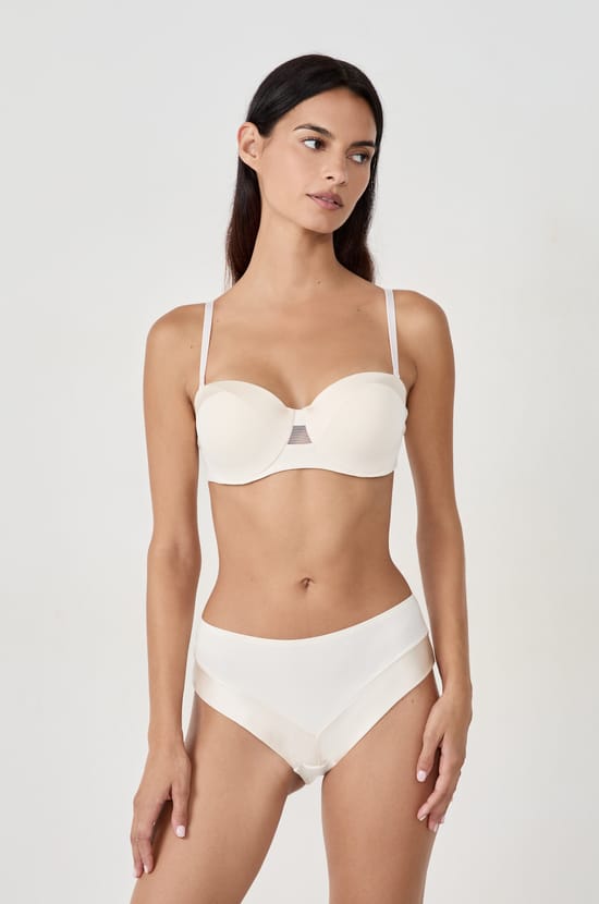Strapless bra with lightly lined cups and removable straps;${refinementColor}