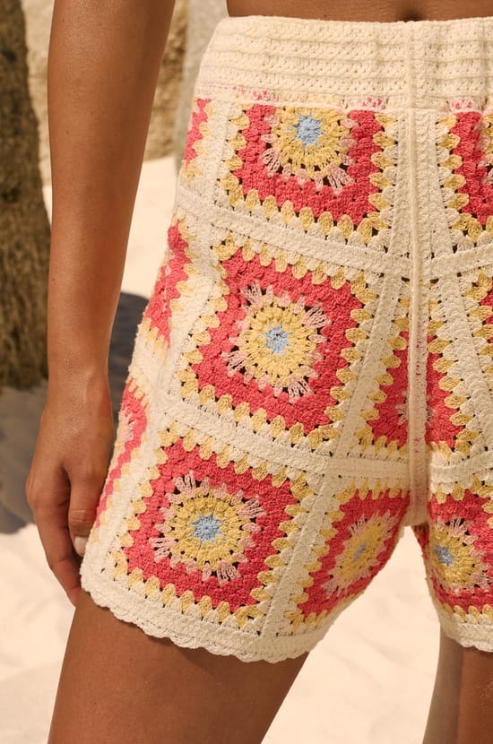 Short en crochet &agrave; motifs ;${refinementColor}