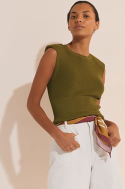 Pull sans manches en maille fine;${refinementColor}