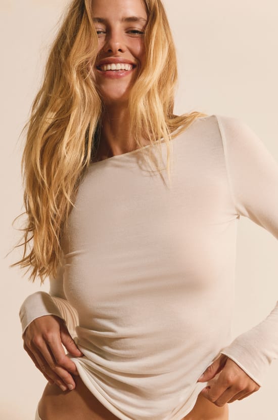 Long-sleeved boat neck T-shirt with cashmere in thermal knit;${refinementColor}