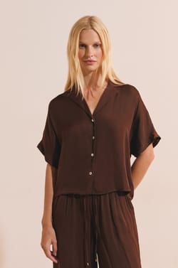 Chemise de pyjama manches courtes satin&eacute;e;${refinementColor}