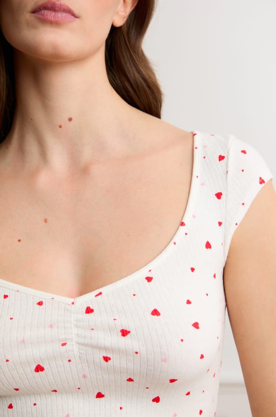 Haut de pyjama manches courtes en pointelle avec motifs coeurs en coton;${refinementColor}