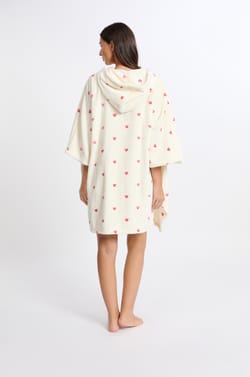 Poncho mit Herzmotiven;${refinementColor}