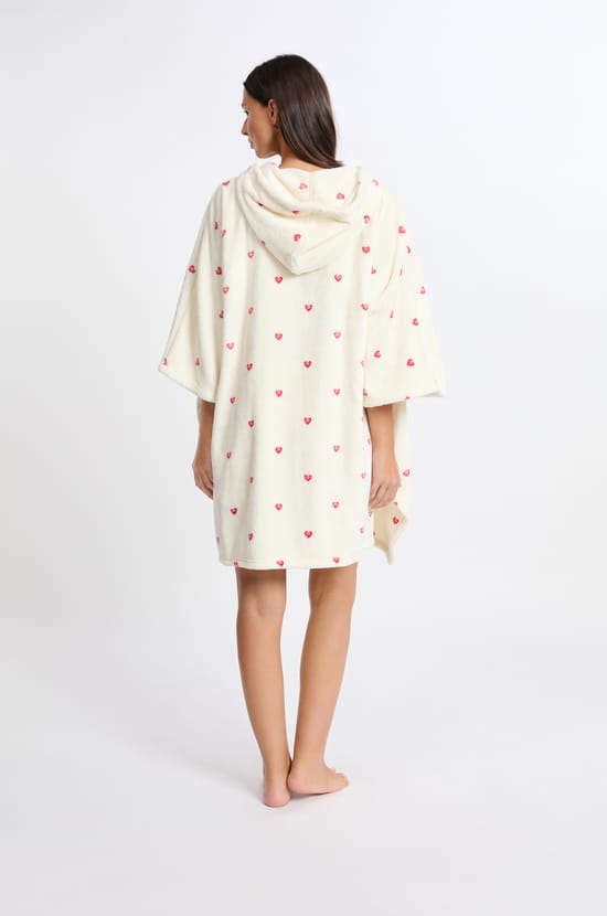 Poncho mit Herzmotiven;${refinementColor}