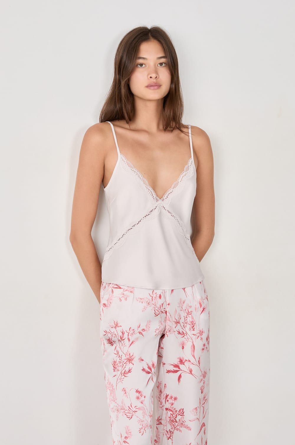 Satijnen hemdje met decolleté;${refinementColor}