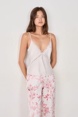 Satijnen hemdje met decolleté;${refinementColor}