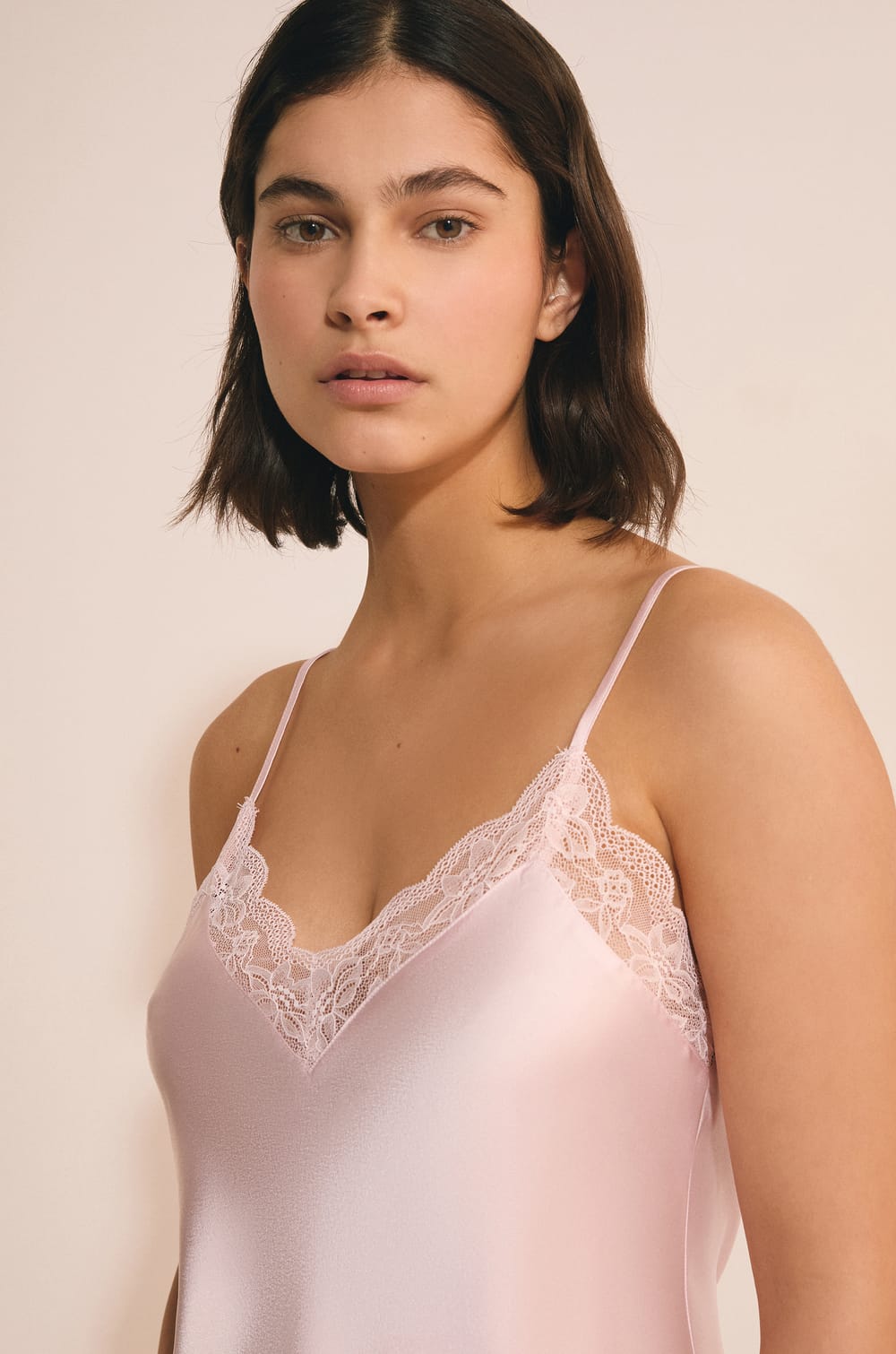 Nuisette courte satin&eacute;e;${refinementColor}