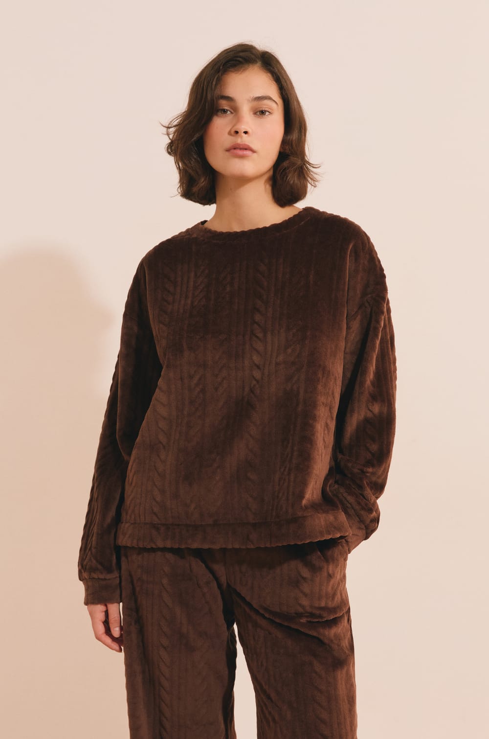 Pull col rond avec motifs tress&eacute;s;${refinementColor}