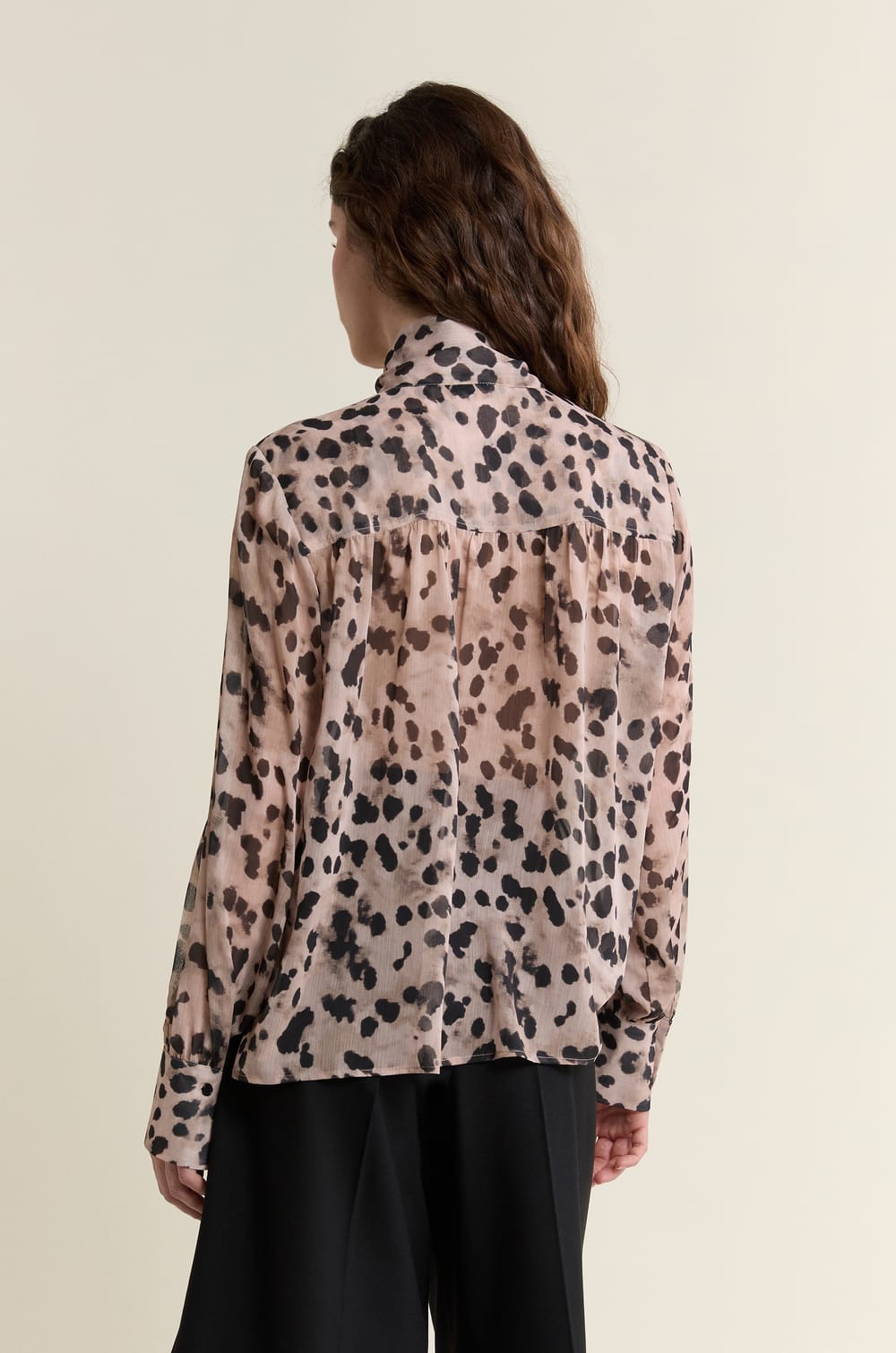 Camisa con detalle con lazada;${refinementColor}