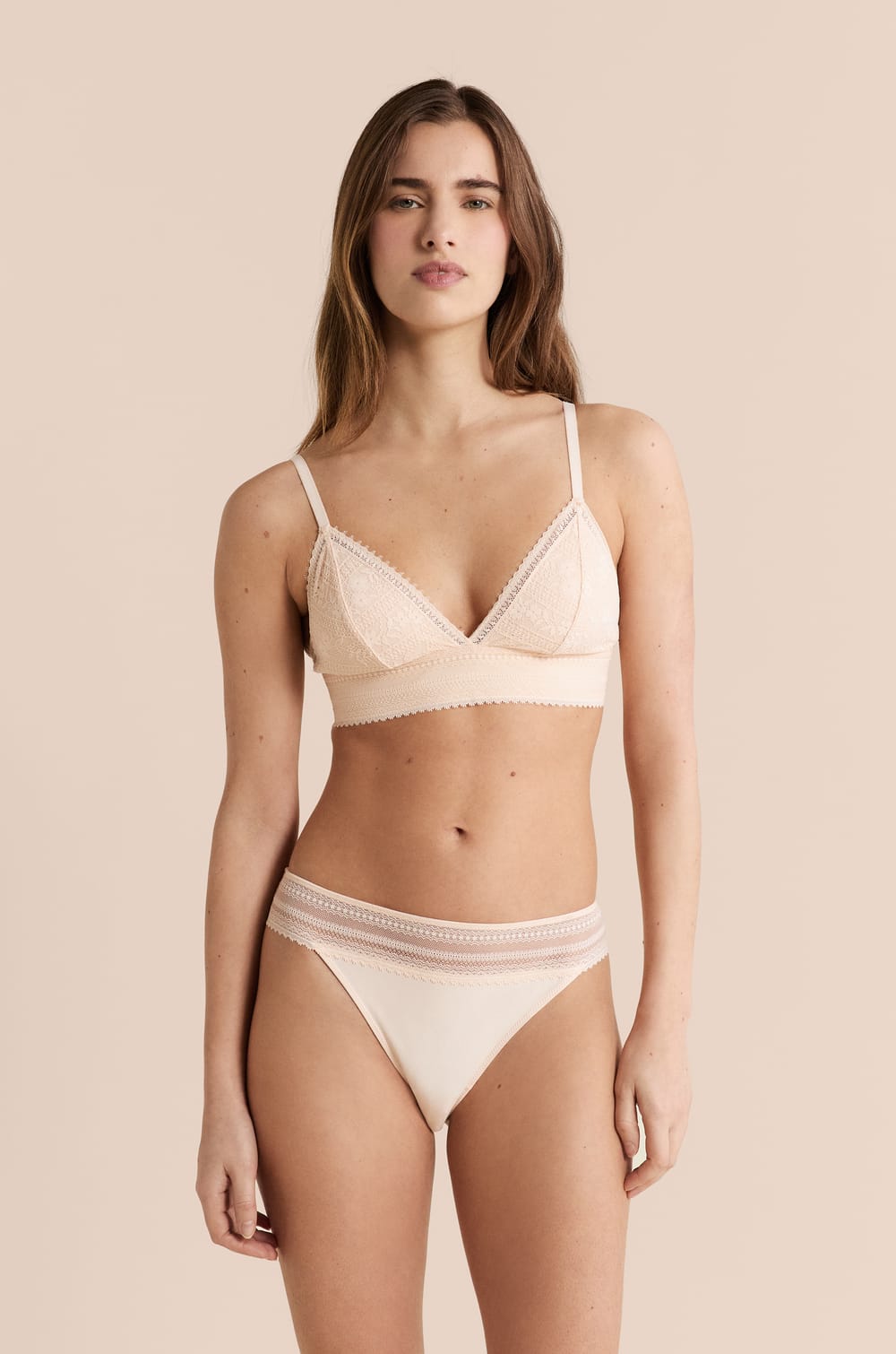 Podprsenka č.8 - Troj&uacute;heln&iacute;k bez kostic z krajky;${refinementColor}