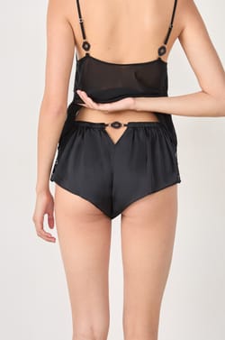 Short de pyjama satin&eacute; avec d&eacute;tails dentelle;${refinementColor}