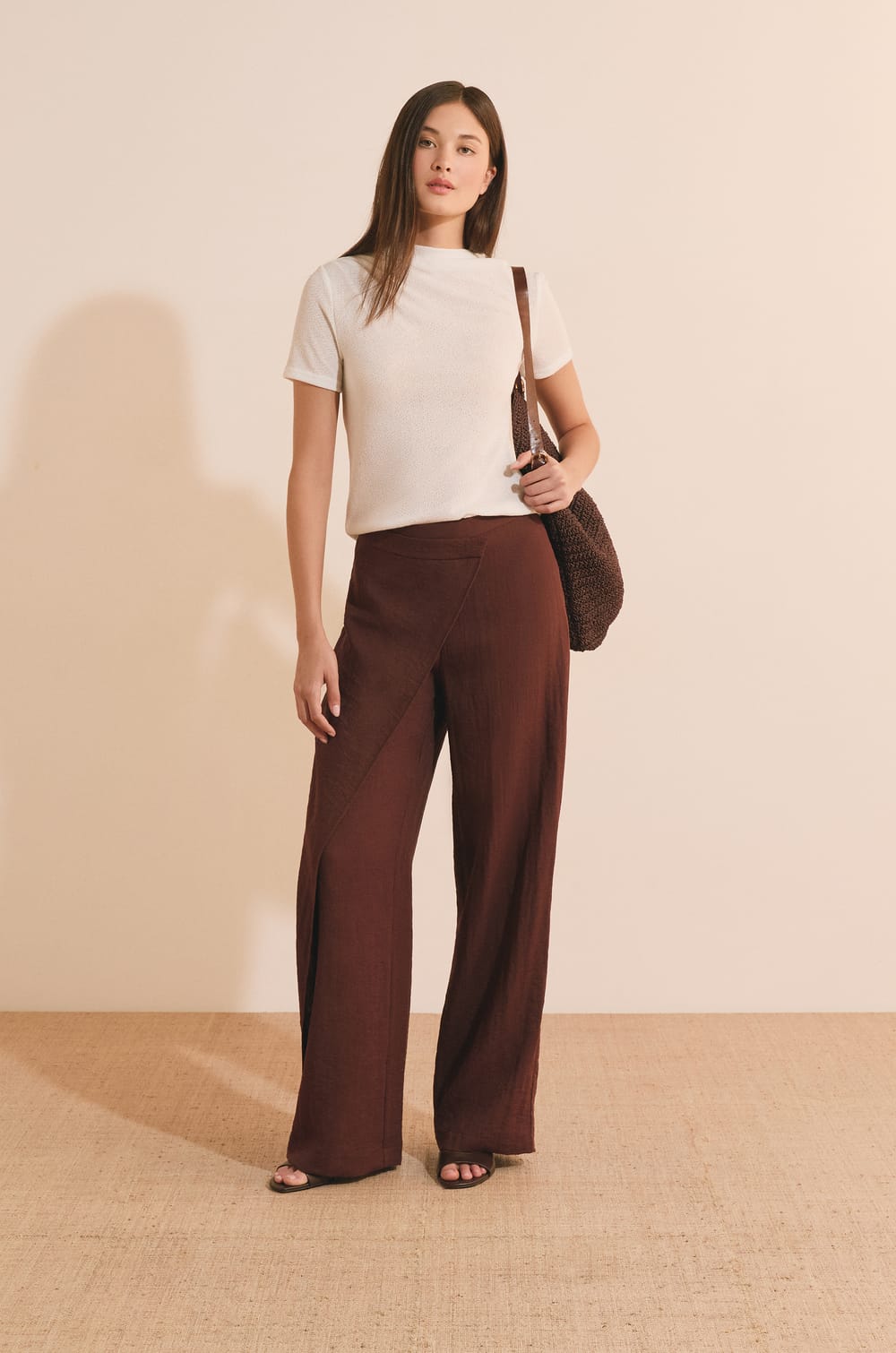 Pantalon large asym&eacute;trique;${refinementColor}