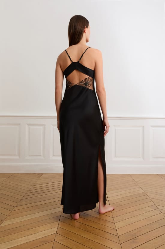Nuisette longue en satin avec broderie fleurs dos;${refinementColor}