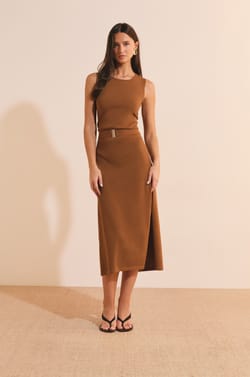 Robe longue ceintur&eacute;e avec fente sur le c&ocirc;t&eacute;;${refinementColor}