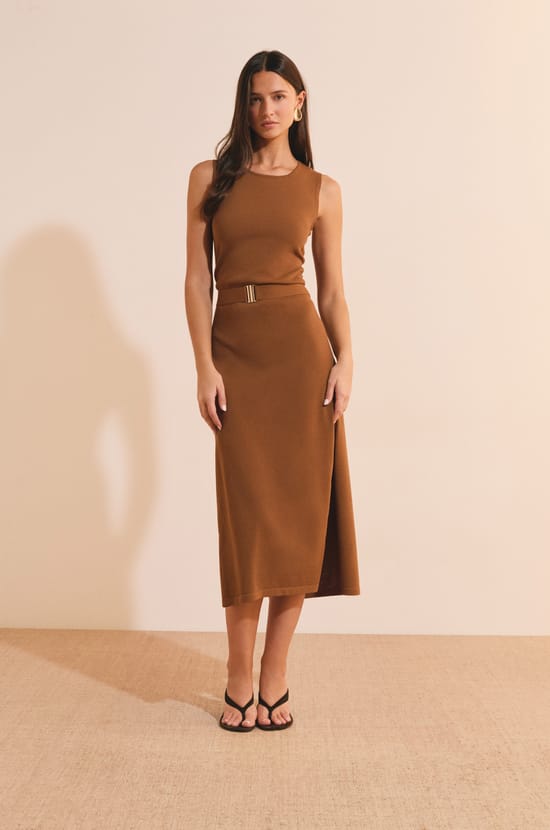 Robe longue ceintur&eacute;e avec fente sur le c&ocirc;t&eacute;;${refinementColor}