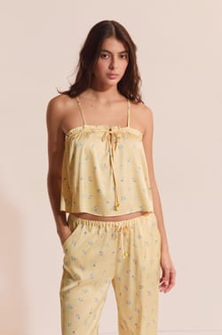 Caraco satin&eacute; &agrave; motifs floraux avec encolure volant&eacute;e et charms;${refinementColor}