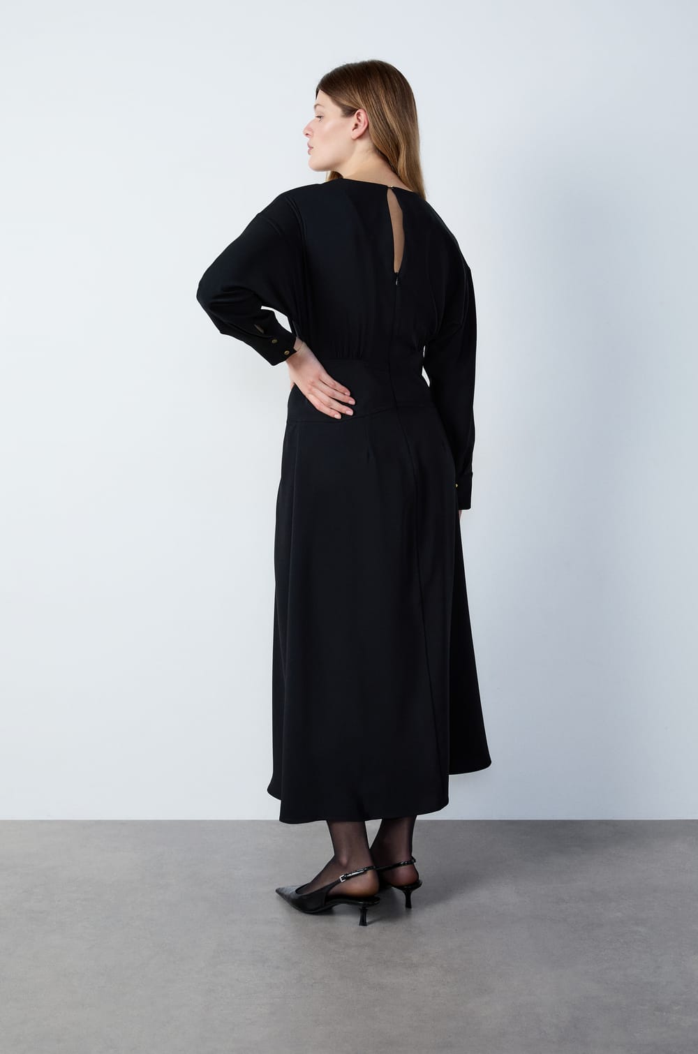 Robe longue fluide;${refinementColor}