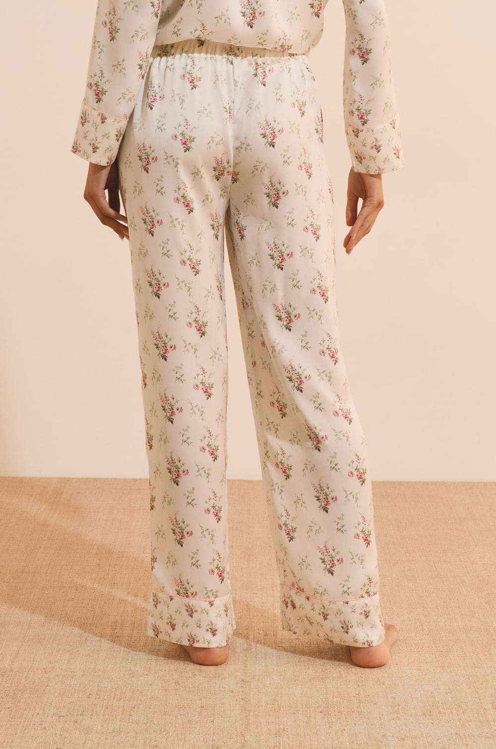 Pantalon de pyjama &agrave; fleuris satin&eacute;;${refinementColor}